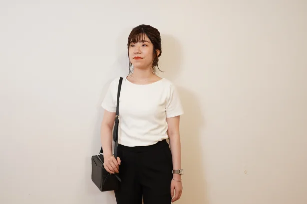 Afterはこちら! 同じ白いトップスでも、形を変えるだけでこの見え方の違い……! すぐ真似できそうですね。