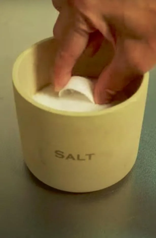 キャップ2杯分の塩を用意