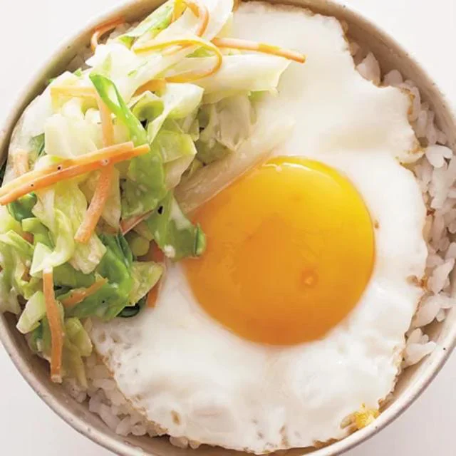 「コールスローエッグ丼」／目玉焼きプラスのレシピ（30/30）