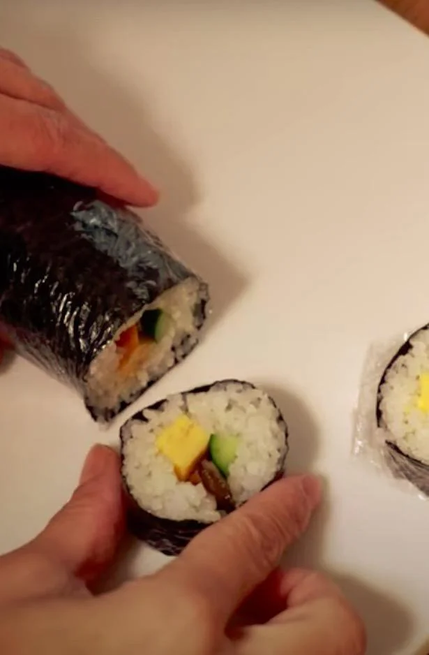 ラップで巻くだけで、切ったとき形が崩れにくい!