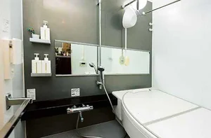 お風呂はホワイトで統一。吊るす収納で水垢も怖くない！／自動的に部屋が片づく 忙しい人専用 収納プログラム（7）