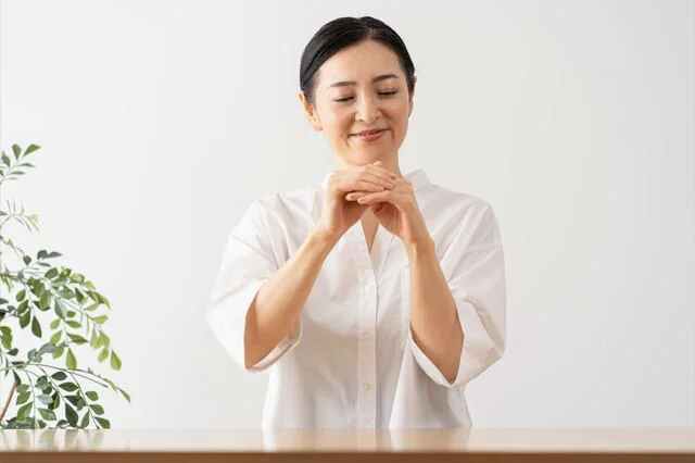 手にも更年期障害!? 中高年女性に多いズキズキと痛む手指を、しっかり保護して予防セルフケア