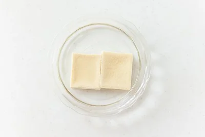 作り方１：高野豆腐は水（分量外）に浸し、戻す。