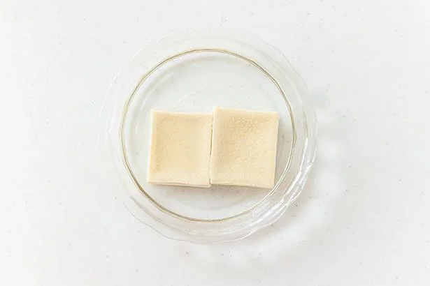 作り方1:高野豆腐は水(分量外)に浸し、戻す。