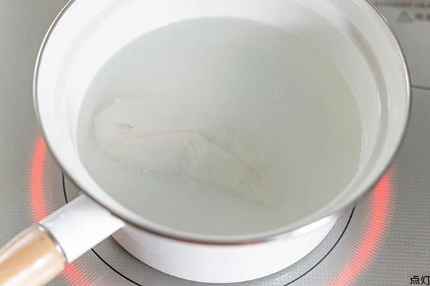 作り方３：鍋に湯（分量外）を沸かし、ささみを入れ、全体に火が通るまで加熱する。