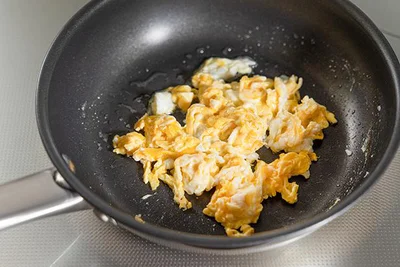 作り方６：フライパンに米油を入れ、火にかける。５の卵液を入れてかき混ぜながら加熱し、スクランブルエッグにする。