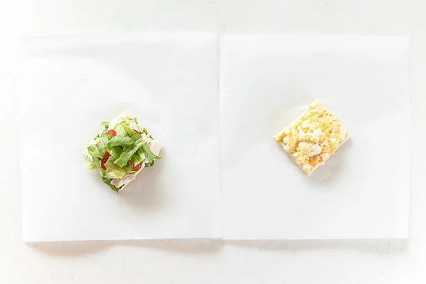 作り方8:オーブンシートの上に高野豆腐を1枚ずつ置く。レタス・ささみ・ミニトマト、たまごをそれぞれに乗せる。