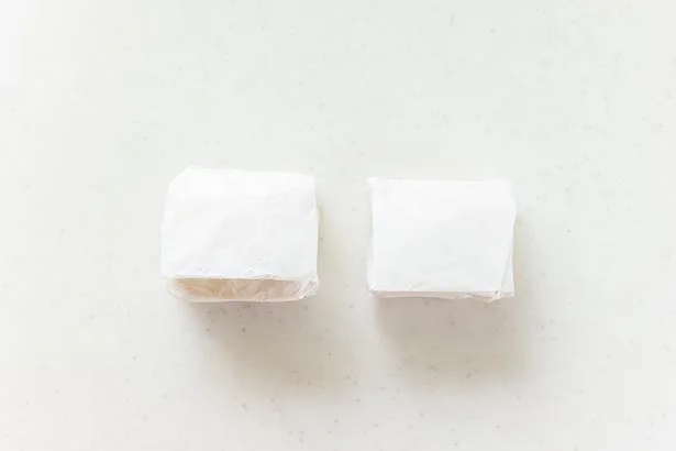 作り方9:もう一枚の高野豆腐をのせ、オーブンシートで包む。