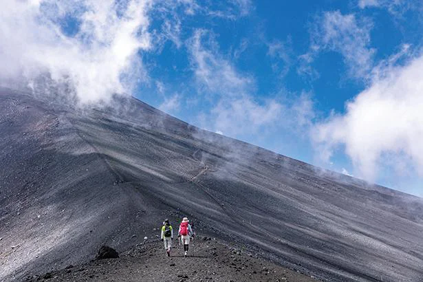 御殿場ルートを代表する火山性の砂礫の道