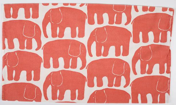 ライナ・コスケラ作、「エレファンティ（象）」寝具用生地（1969 年）/タンペレ歴史博物館 所蔵