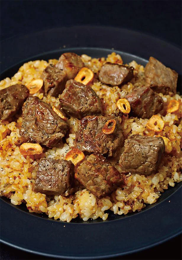 にんにくは焦がさないように！ 肉まみれのガッツリ「ステーキガーリックライス」／肉まみれの夜ふかし飯（6）