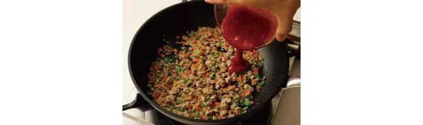 フライパンにオリーブオイルを引いて、にんにくを香りが出るまで炒めたら、合いびき肉を入れる。
