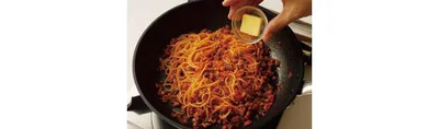 2のフライパンにパスタのゆで汁をお玉1杯分入れ30秒煮詰め、パスタを入れてよく和える。