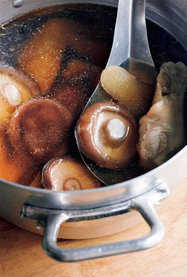 簡単なのに驚くほどおいしい！料理初心者の入門メニュー「しいたけと鶏肉のスープ」