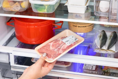  「うるおい冷蔵室」を温度約2℃・湿度約85％のチルドルームのような環境に設定すれば、お肉やお魚なども保存できます
