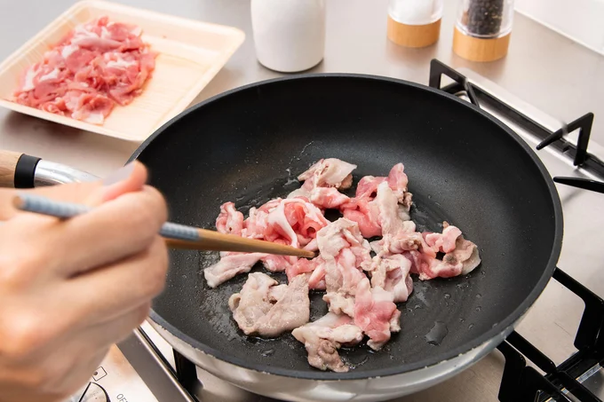 「氷結晶チルド」から出したお肉は、解凍の手間なくそのまま調理できます