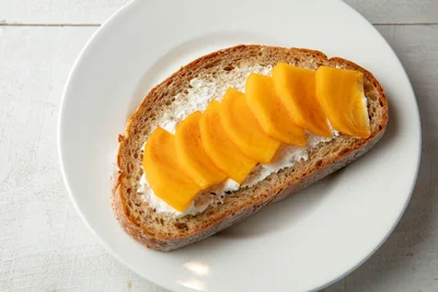 手軽に食物繊維やビタミンＣが摂れる「柿とクリームチーズのオープンサンド」は朝食にぴったり