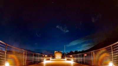 ロイヤルホテル　八ヶ岳　－ＤＡＩＷＡ　ＲＯＹＡＬ　ＨＯＴＥＬ－ 屋上展望デッキと天体ドーム（夜）