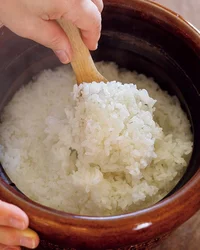 新米は土鍋で炊く！料理家の飛田和緒さんの「炊き立てご飯のいちばんおいしい場所」