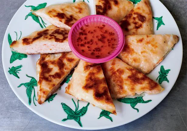 タイにはないタイ料理!? 甘酸っぱい梅ソースでいただく「台湾式タイ風えび揚げ」