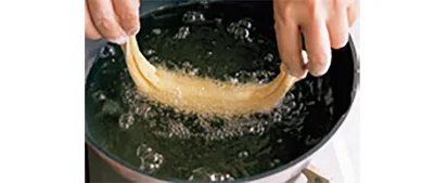鍋にサラダ油を入れ170～180°Cに熱し、生地をのばして入れる