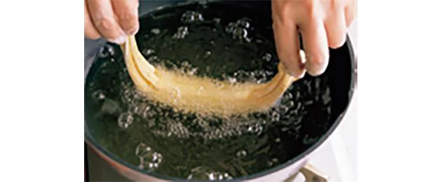 鍋にサラダ油を入れ170~180°Cに熱し、生地をのばして入れる