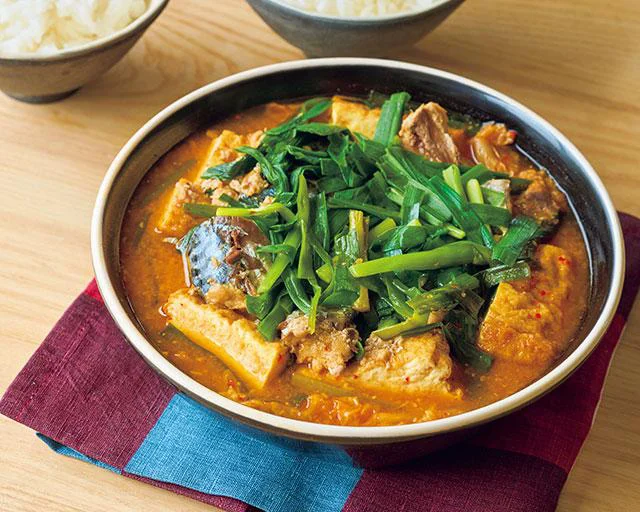 材料を混ぜ合わせレンジでほったらかし！ボリュームたっぷり「さばチゲ」