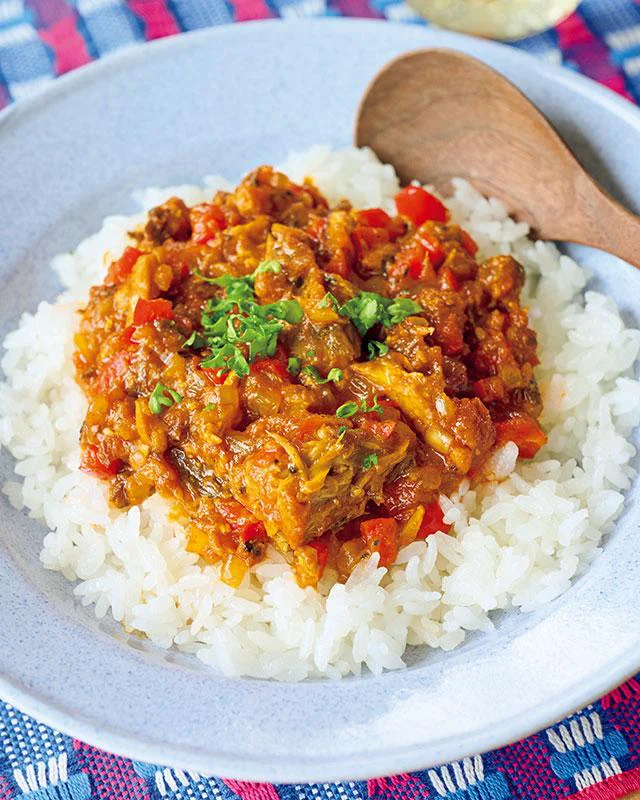 たんぱく質不足の解消に！さば缶をほぐして炒める「さばのドライカレー」