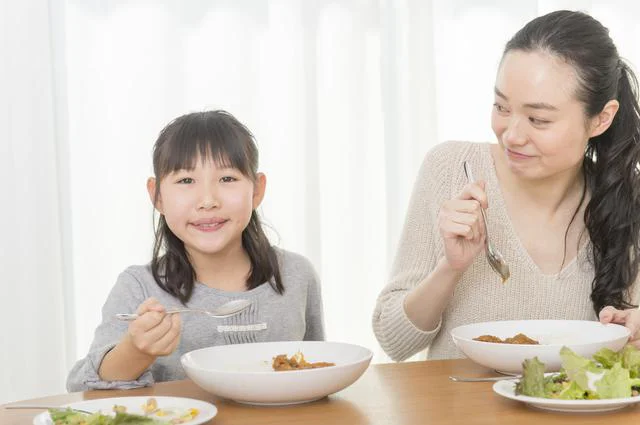 親子でフードロスを考えるきっかけにも！規格外のミニトマトを使用したレトルトカレーに注目