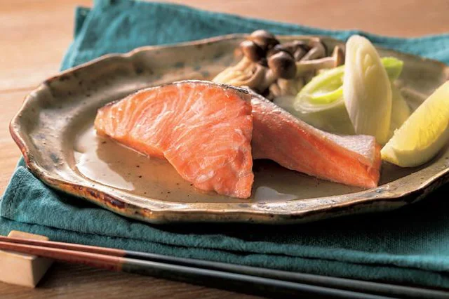 みりん効果で食欲そそる照り＆ツヤ！「魚のみりん蒸し」がレンジ調理で簡単にふっくら仕上がる