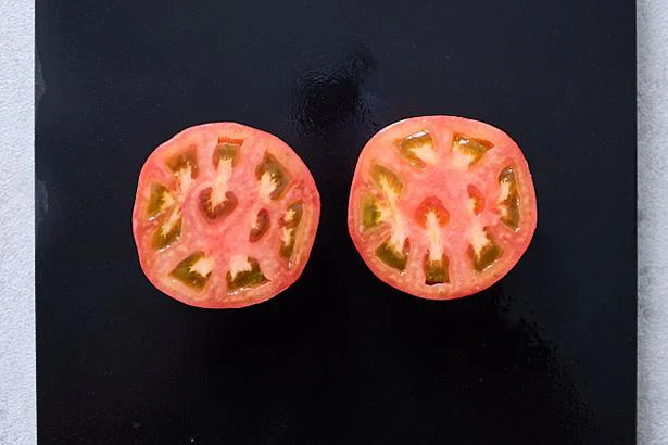 トマトは横半分に切る。パクチーの葉を一部とっておく