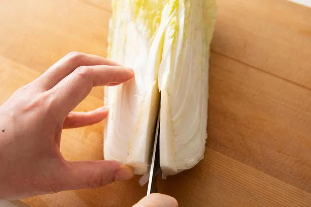 白菜は芯をつけたまま縦半分に切る