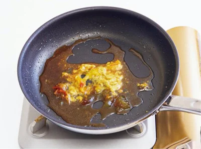 肉の脂が残ったフライパンに調味料を入れ、煮立たせる
