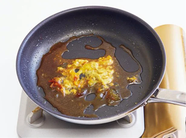 肉の脂が残ったフライパンに調味料を入れ、煮立たせる