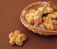 くるみをたっぷり混ぜ込んでお花の形のパンに！パンどろぼうの「くるみパン」／パンどろぼうのせかいいちおいしいパンレシピ（5）