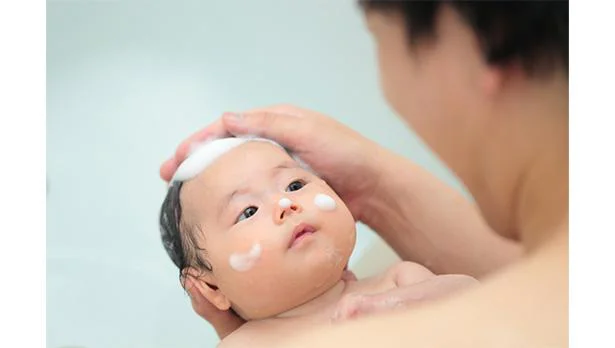 ベビーバスチェアは、大人が一人で赤ちゃんをお風呂に入れる際、自分が髪や体を洗っているときに赤ちゃんを待機させることができる