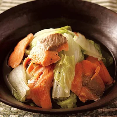 鮭のうまみが白菜にしみた「塩鮭と白菜の重ね蒸し」／試したくなる白菜レシピ全画像を見る（17/30）