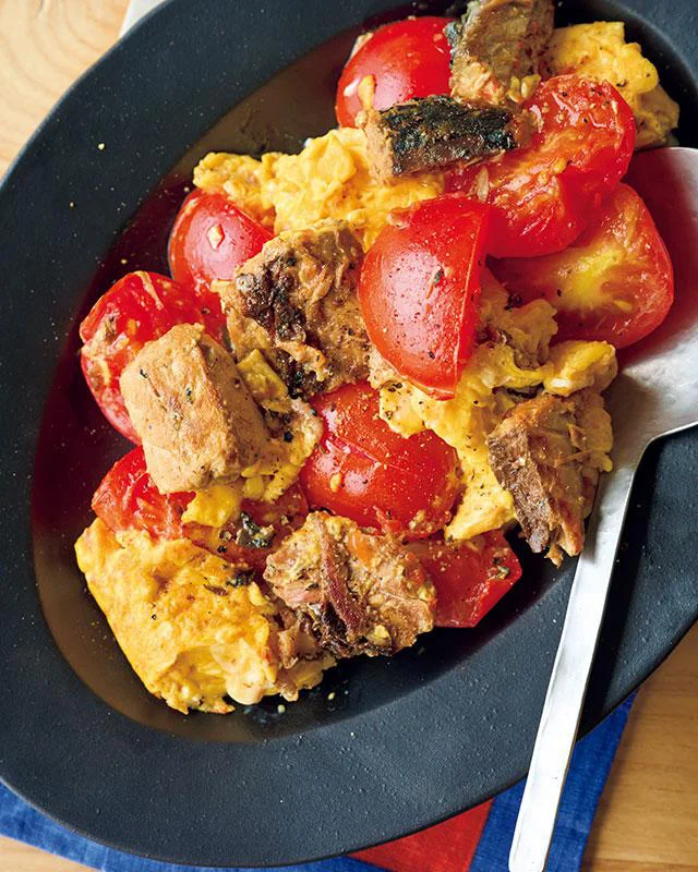 さばに焼き色をつけると味に深みが増す！「さばとトマトの卵炒め」