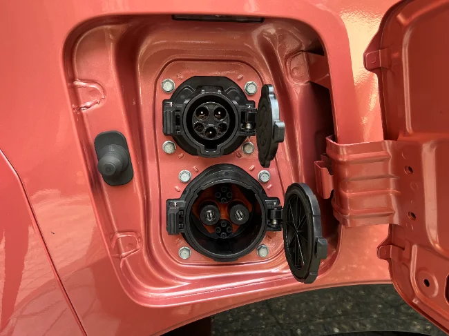  電気自動車の充電口はこんな感じ！