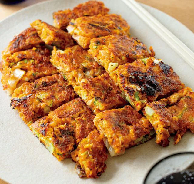 クリームチーズが辛みをやわらげちょうどいい塩けに！「キムチとチーズのチヂミ」