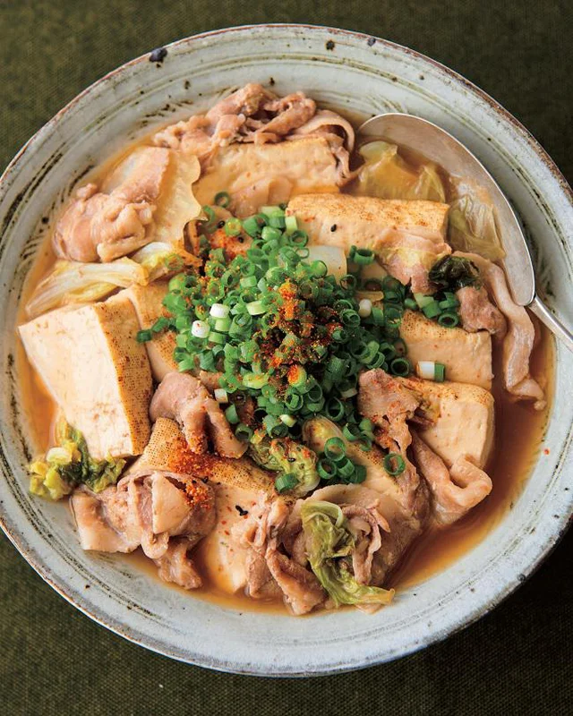 蒸し煮で白菜に豚バラのうまみがしみしみ！「ほったらかし白菜肉豆腐」