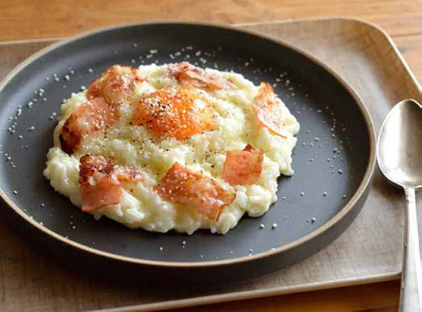 朝ドラ『ちむどんどん』で注目！「料理男子」俳優が作る「黄金カルボリゾット」／たまごだらけの癒しレシピ（2）