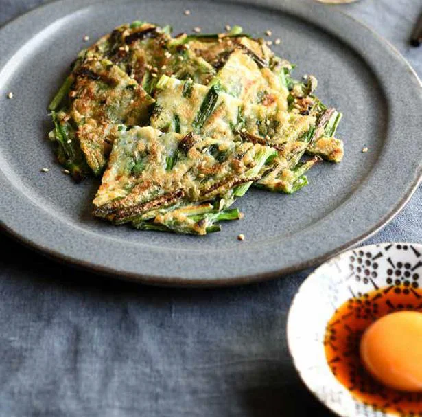 朝ドラ『ちむどんどん』で注目！「料理男子」俳優が作る「卵黄ソースのカリカリニラチヂミ」／たまごだらけの癒しレシピ（7）