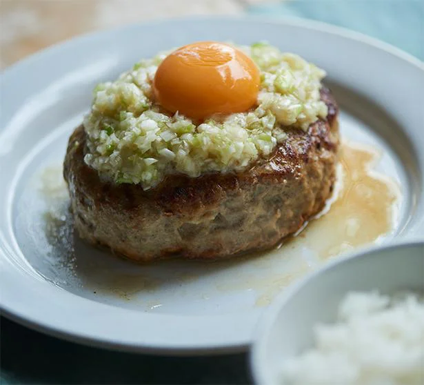 特にスタミナを欲してるときにどうぞ！「ねぎ塩卵黄ハンバーグ」