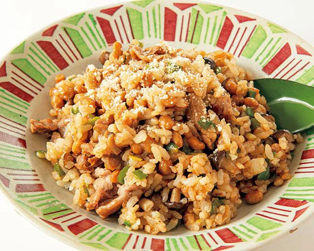 味の決め手はウスターソース！「きのこと豚こまの納豆チャーハン」