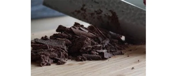 スウィートチョコレート(ガナッシュ用)を細かく刻む
