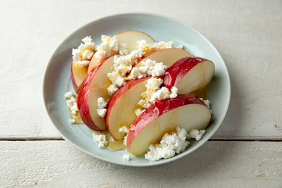 手軽に食物繊維やビタミン、りんごポリフェノールを摂れる「皮付き『りんご』のカッテージチーズのせ」