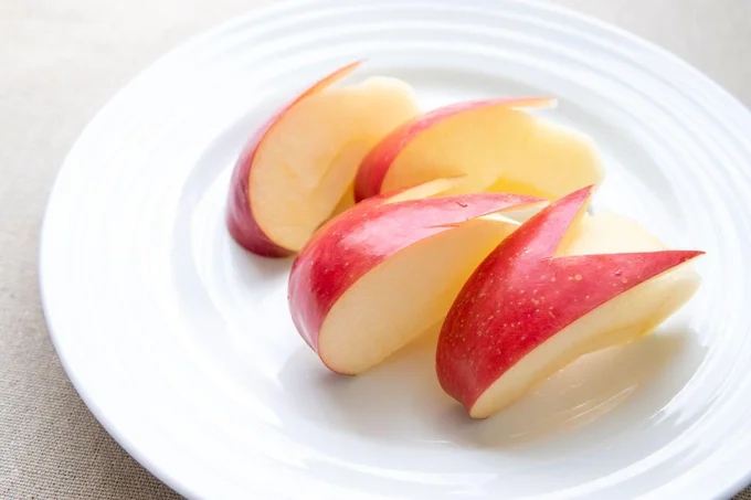 お弁当の定番、うさぎ形りんご。皮付きのまま食べるので「りんごポリフェノール」やペクチンを摂るのにぴったり！