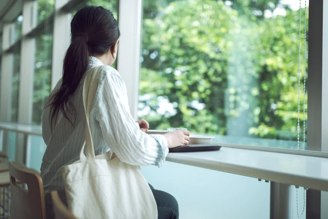 1人で食べると変人扱い！？ 職場の昼休憩の過ごし方に悩む女性に共感の声