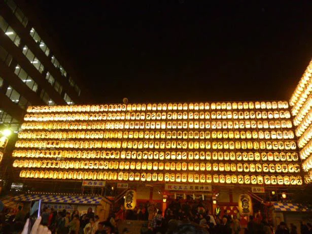 【画像を見る】提灯にあかりがともされた花園神社（東京都新宿区）大酉祭の例年の様子